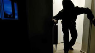 Chieti Scalo, colpo silenzioso in pieno giorno: ladri professionisti svaligiano un appartamento in centro