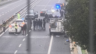 Assalto armato sull’A14: commando fa esplodere un portavalori e fugge con oltre 400mila euro