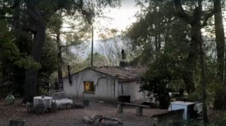 Bambini allontanati dal casolare nel bosco: scontro tra istituzioni e genitori sulla scelta di vita